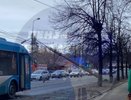 В Пензе на улице Суворова упал столб, повредив провода