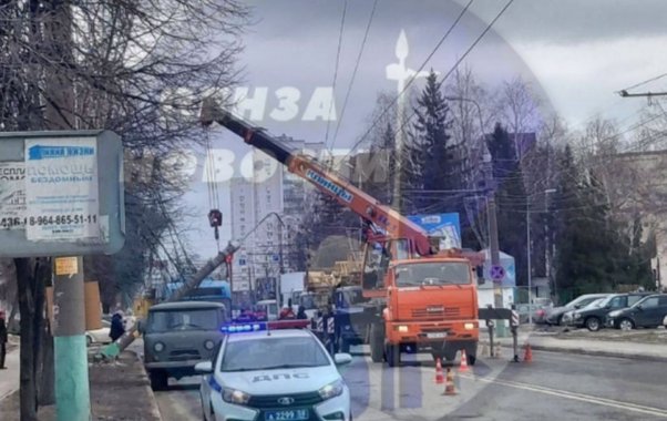 Движение по улице Суворова возобновилось после уборки упавшего столба